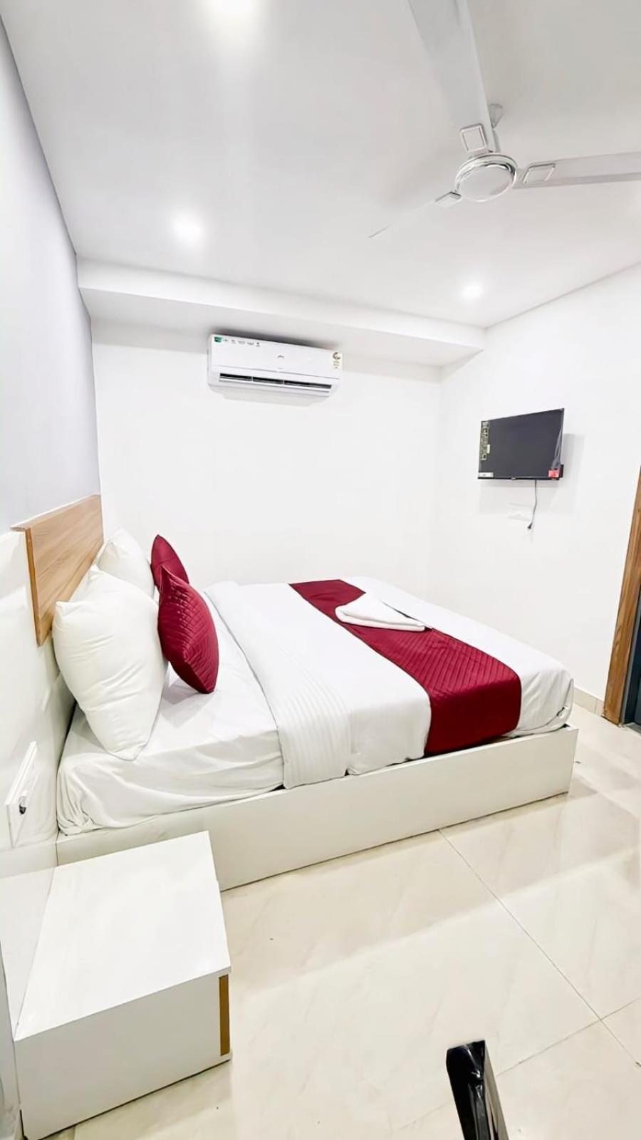Modern Town Hotel New Delhi Exterior foto