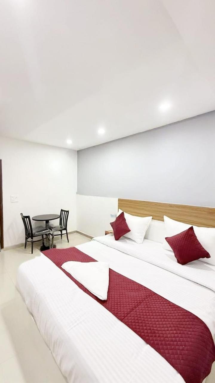 Modern Town Hotel New Delhi Exterior foto