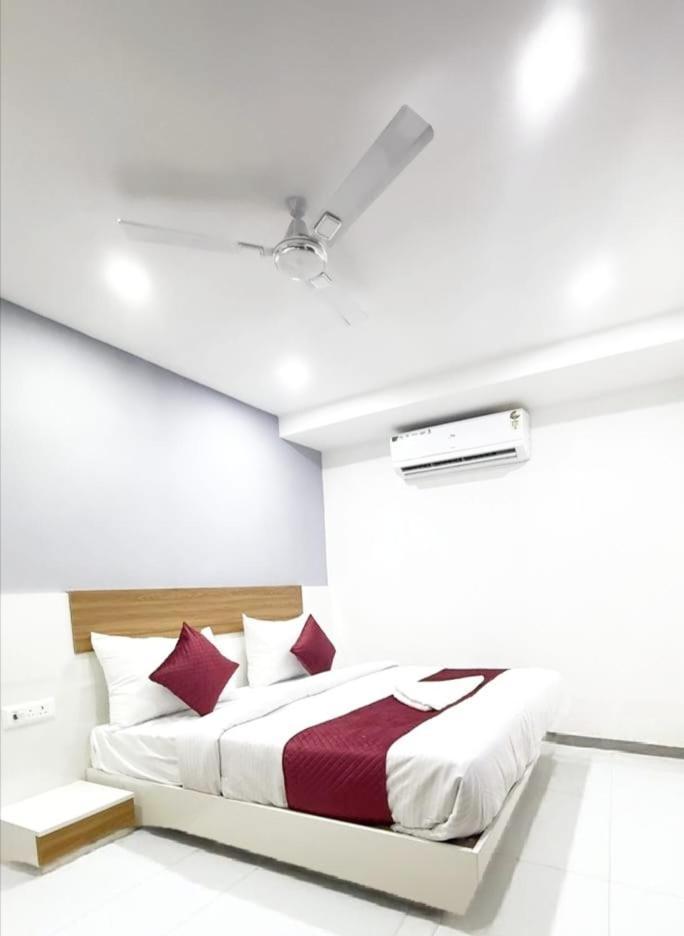 Modern Town Hotel New Delhi Exterior foto