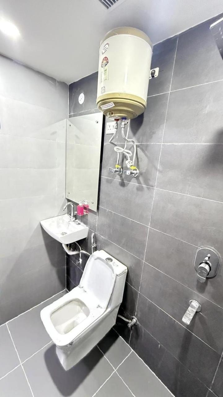 Modern Town Hotel New Delhi Exterior foto