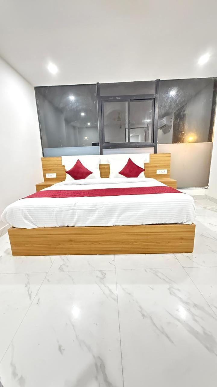 Modern Town Hotel New Delhi Exterior foto