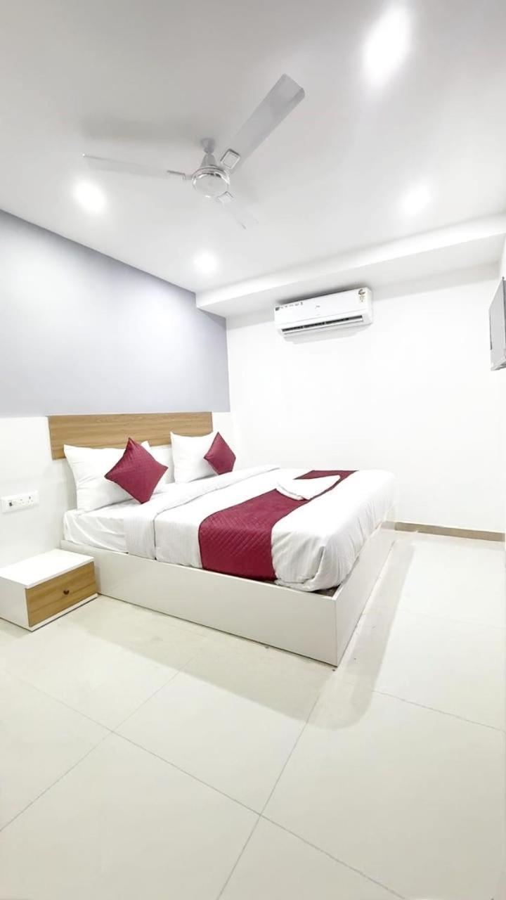 Modern Town Hotel New Delhi Exterior foto